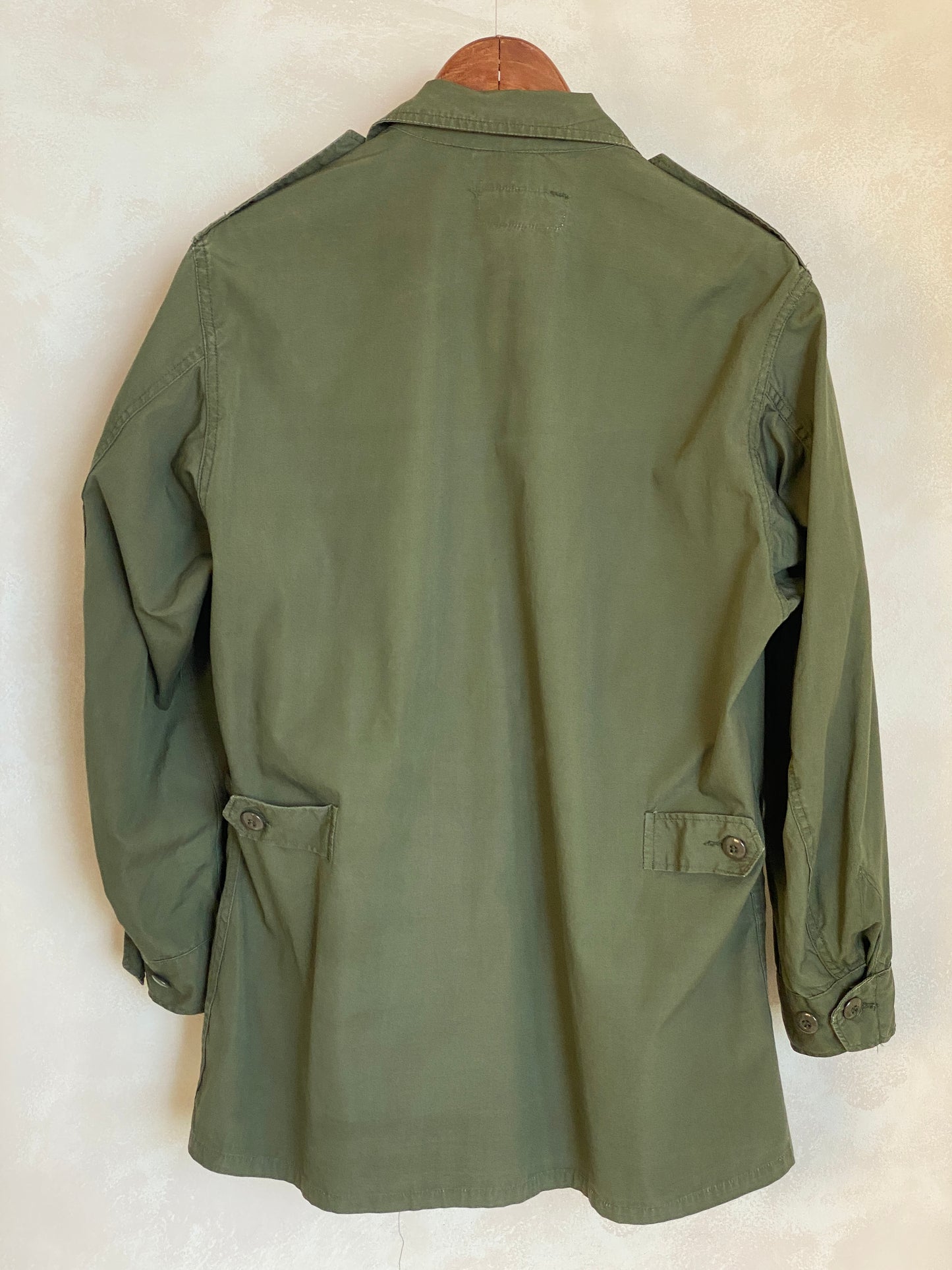 Med reg. Authentic 1966 2nd Pattern US Army Vintage tropical Vietnam  jungle jacket.