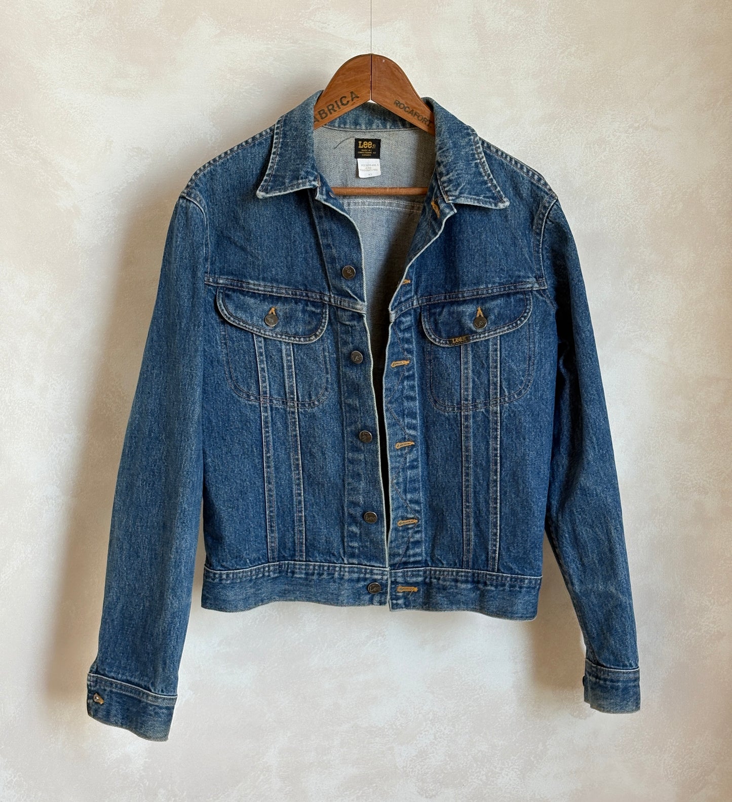 Size 40L US / 50L EU. Vintage 80s Lee Denim Jacket – 2 Chest Pockets – Made in Canada