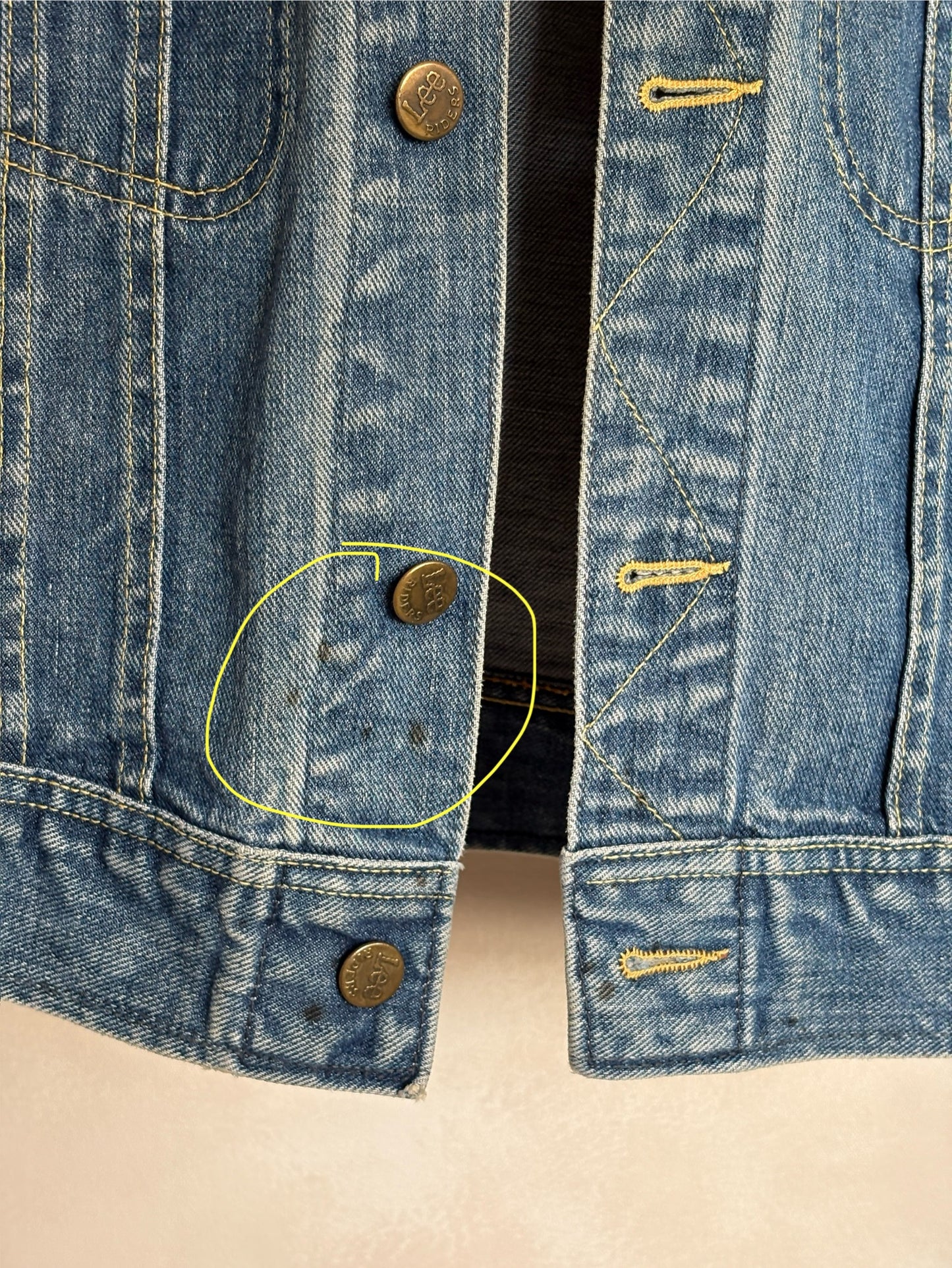 Size 34US / 44EU. Vintage 80s Lee Union Made Denim Shirt – 2 Pockets – Made in USA