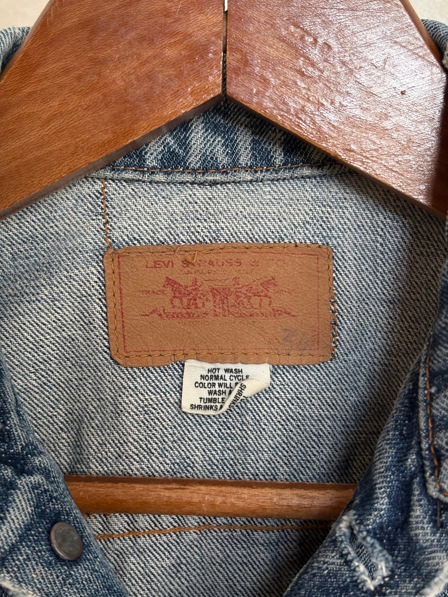 Size 36-38US / 46-48EU .Vintage 70s Levi’s Denim Jacket – 2 Pockets – Made in USA
