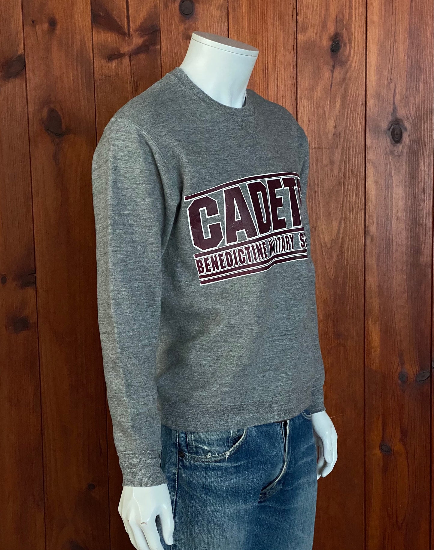 Vintage 80s sweatshirt made by Russell, size M - Retro style with American craftsmanship.