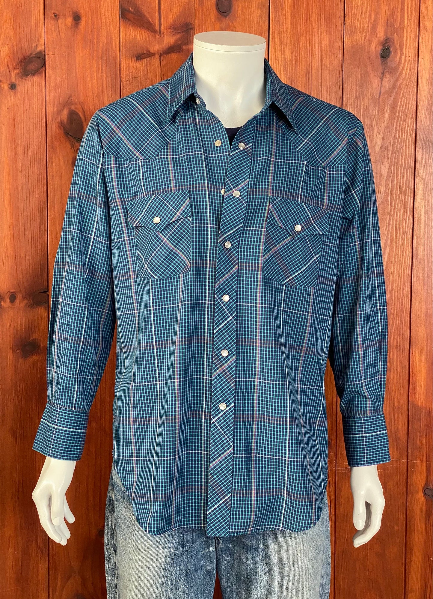 Size L. Vintage 80s plaid western shirt made by Plainsman.