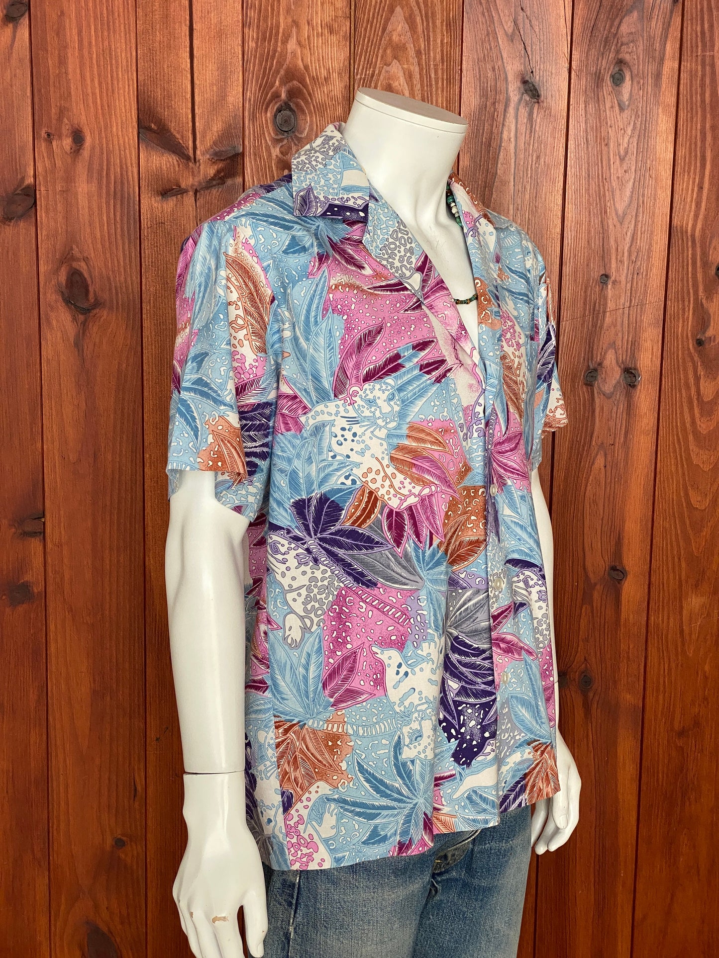 Large. Vintage 80s Hawaiian cotton shirt made by Hilo Hattie in Hawaii