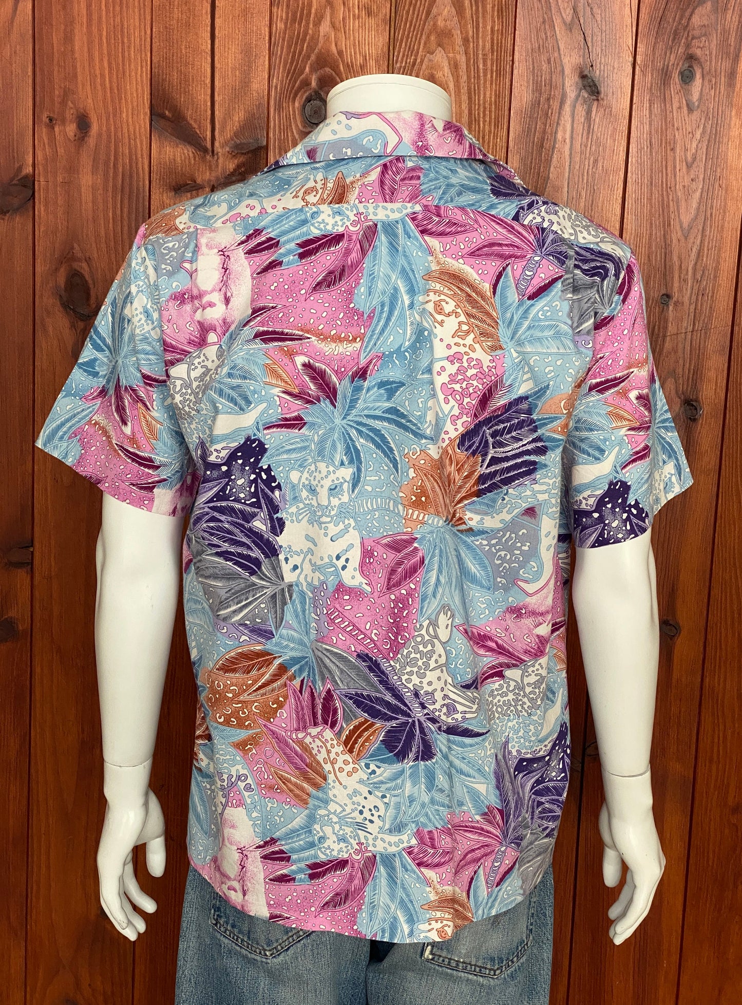 Large. Vintage 80s Hawaiian cotton shirt made by Hilo Hattie in Hawaii