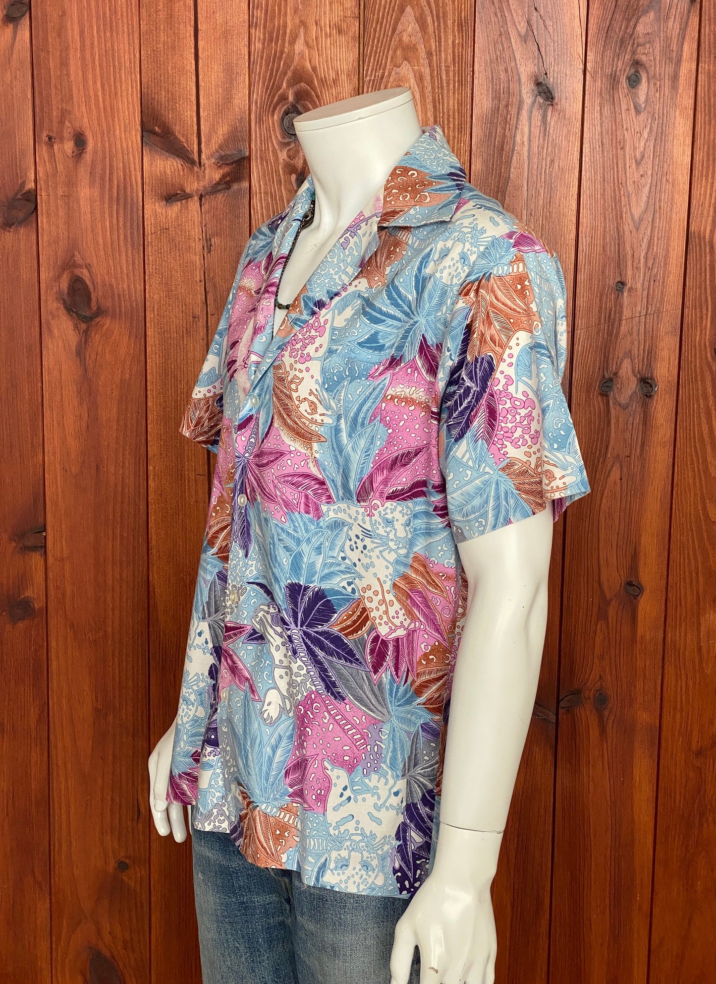 Large. Vintage 80s Hawaiian cotton shirt made by Hilo Hattie in Hawaii