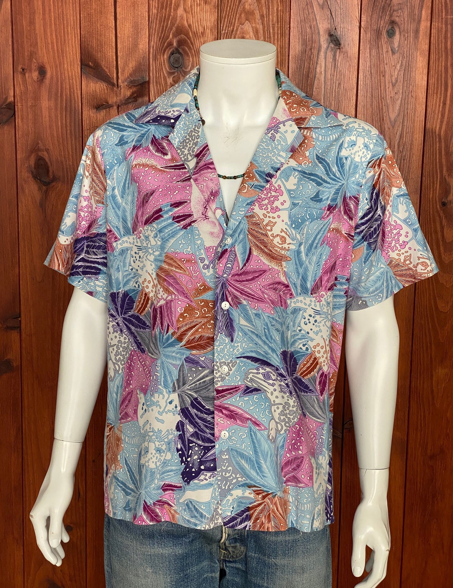 Large. Vintage 80s Hawaiian cotton shirt made by Hilo Hattie in Hawaii