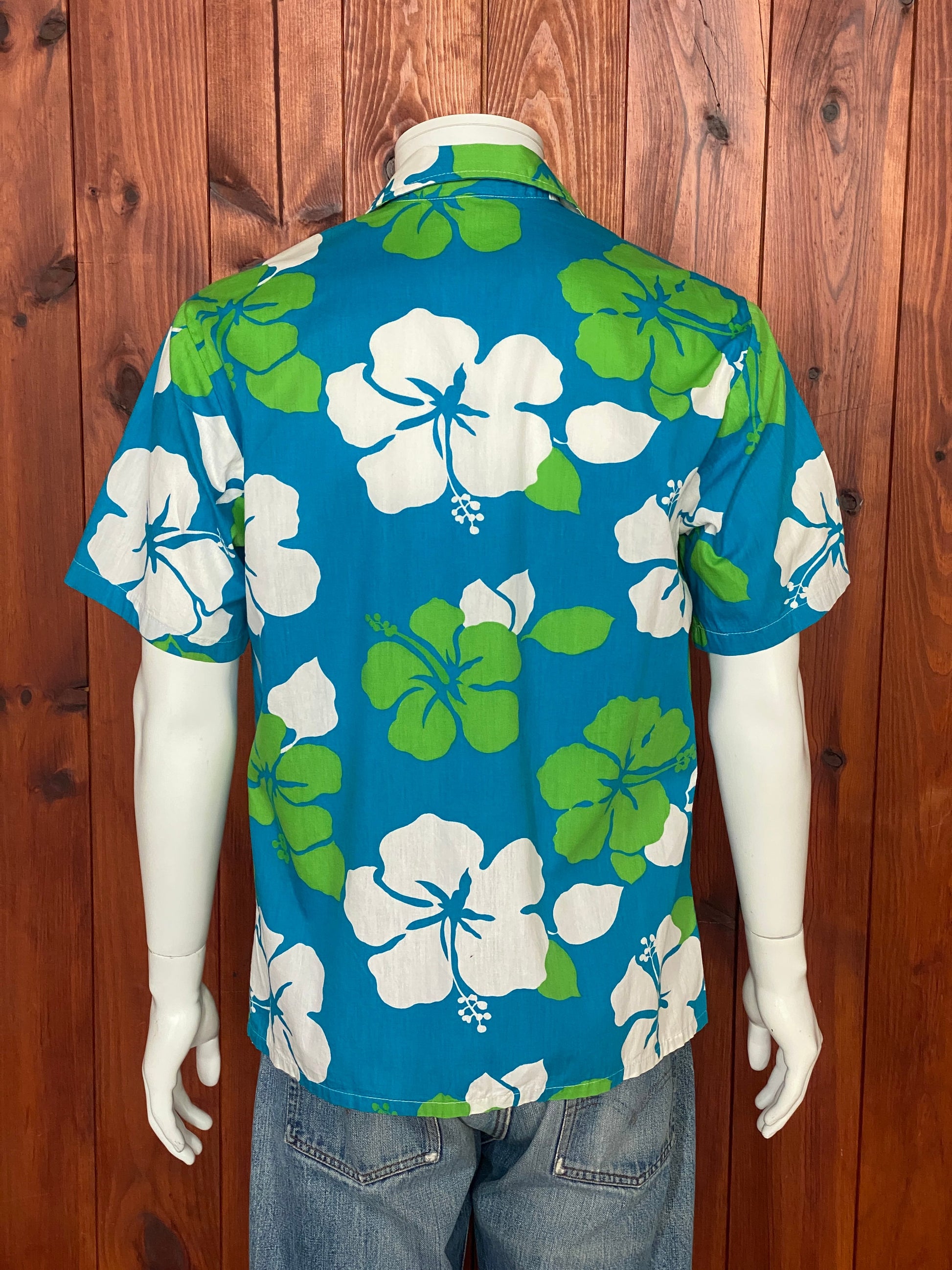 Vintage 60s Hawaiian cotton shirt made in Hawaii, size M - Authentic tropical style and timeless charm for your wardrobe.