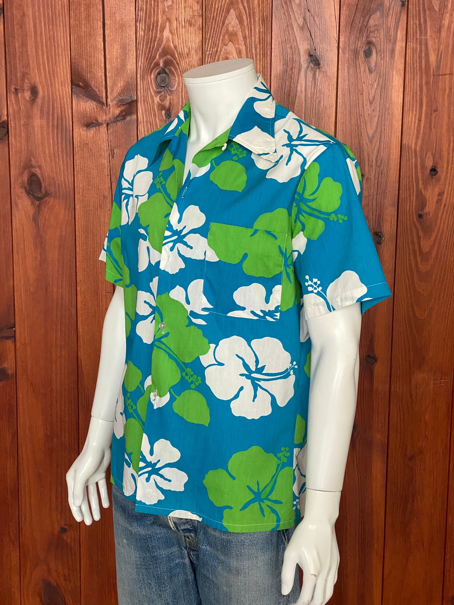 Vintage 60s Hawaiian cotton shirt made in Hawaii, size M - Authentic tropical style and timeless charm for your wardrobe.