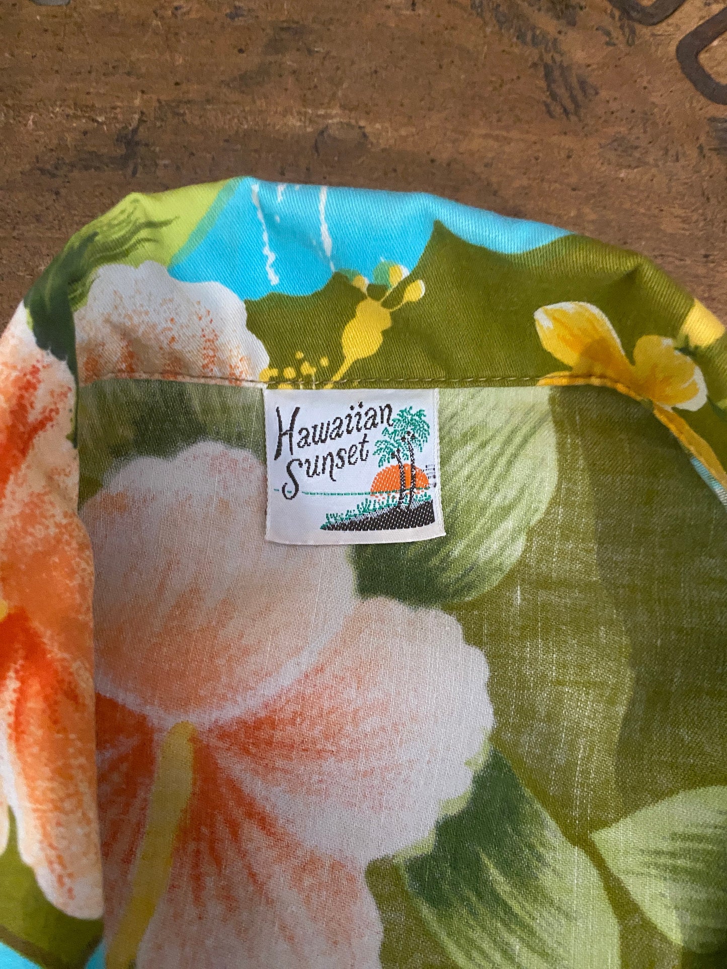 Vintage 70s Hawaiian cotton shirt made in Hawaii, size M - Authentic tropical style and timeless charm for your wardrobe, straight from the islands.