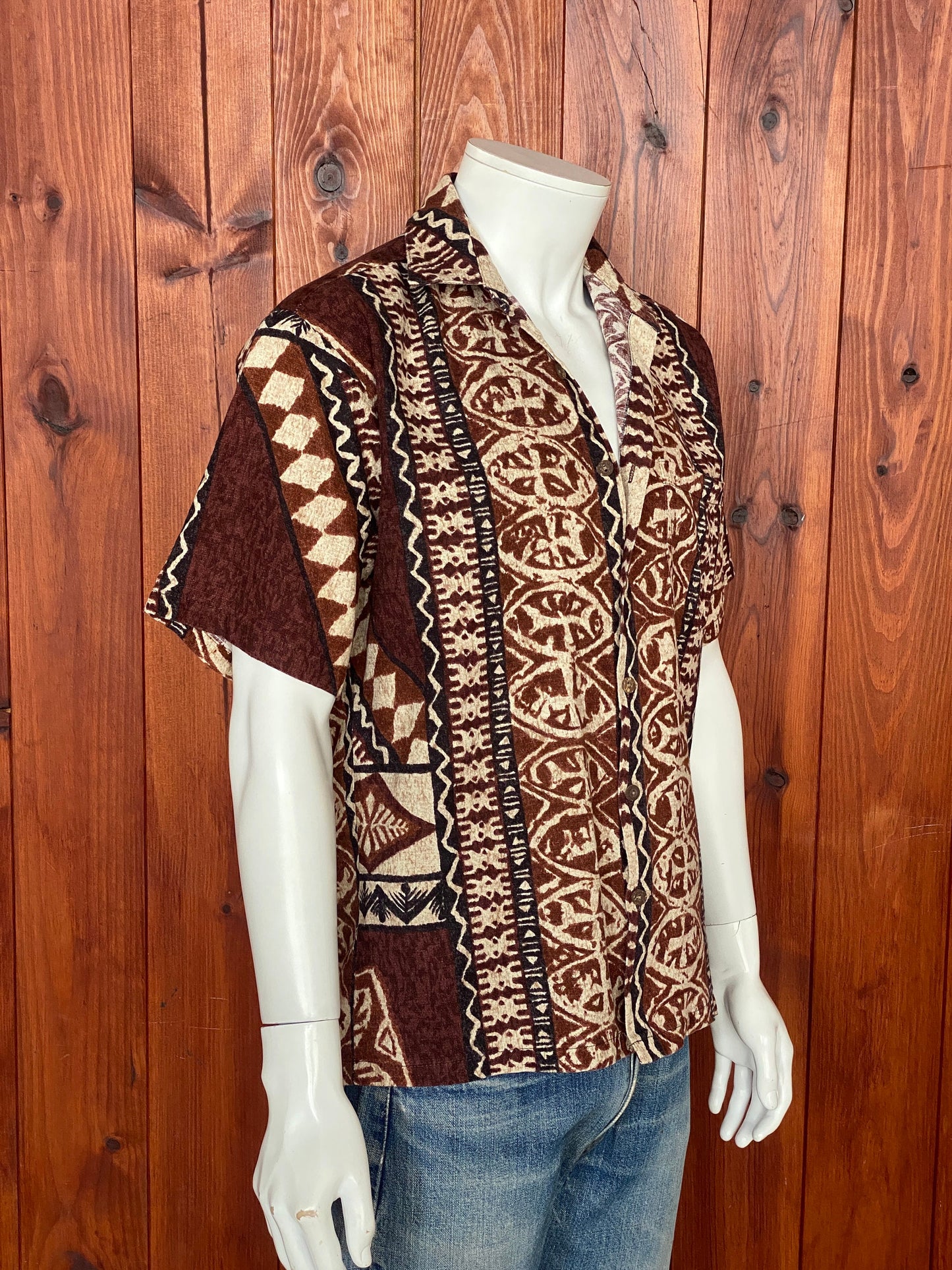 Vintage 60s Hawaiian cotton shirt made in Hawaii, size M - Tropical style and breezy comfort for your wardrobe.