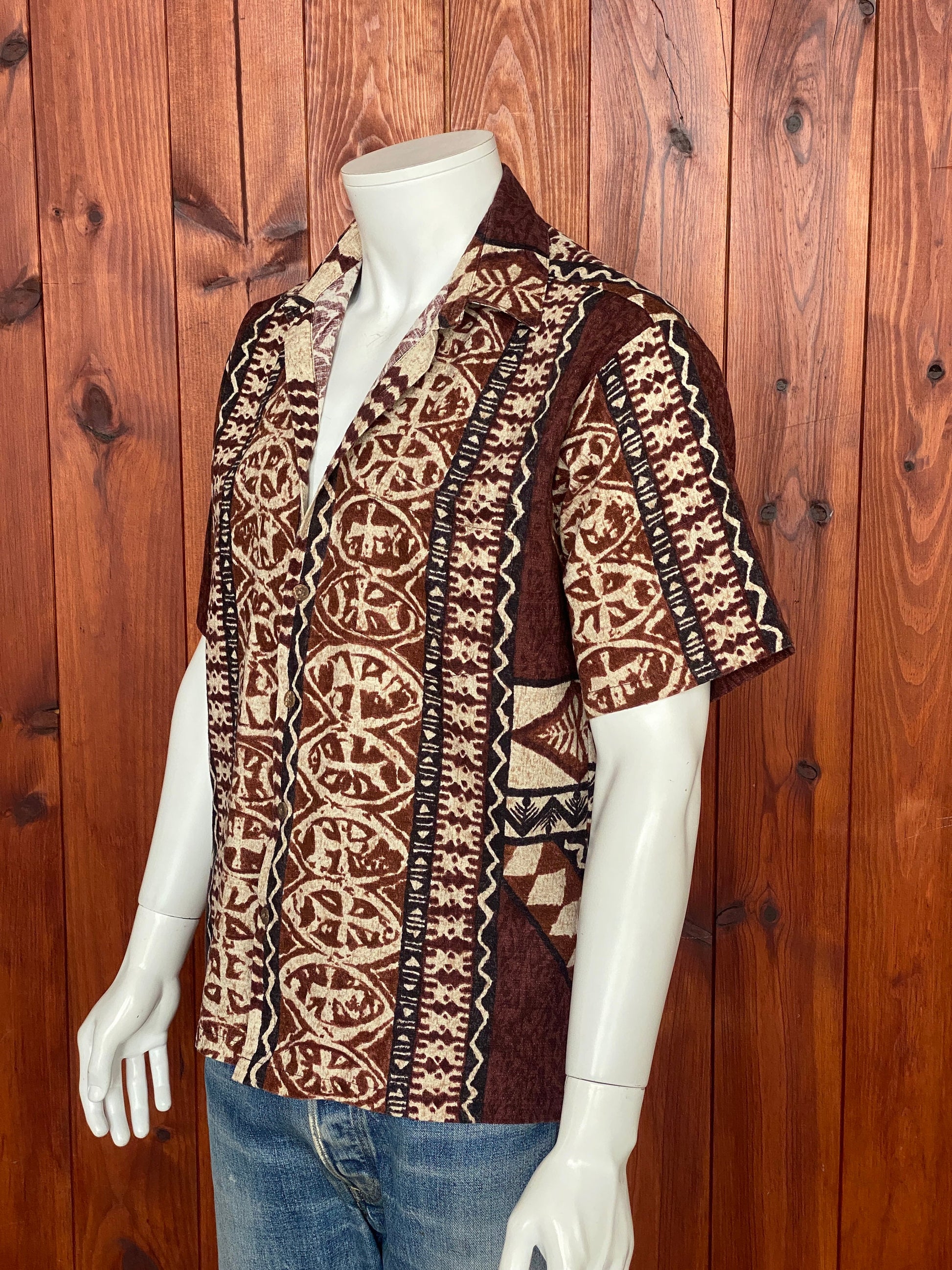 Vintage 60s Hawaiian cotton shirt made in Hawaii, size M - Tropical style and breezy comfort for your wardrobe.