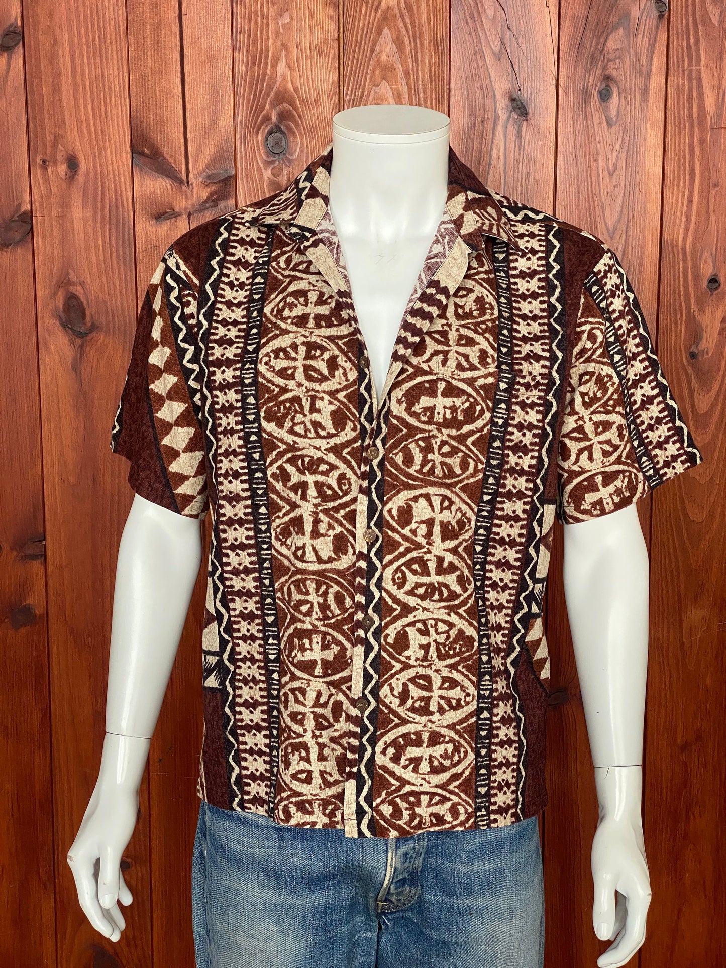 Vintage 60s Hawaiian cotton shirt made in Hawaii, size M - Tropical style and breezy comfort for your wardrobe.