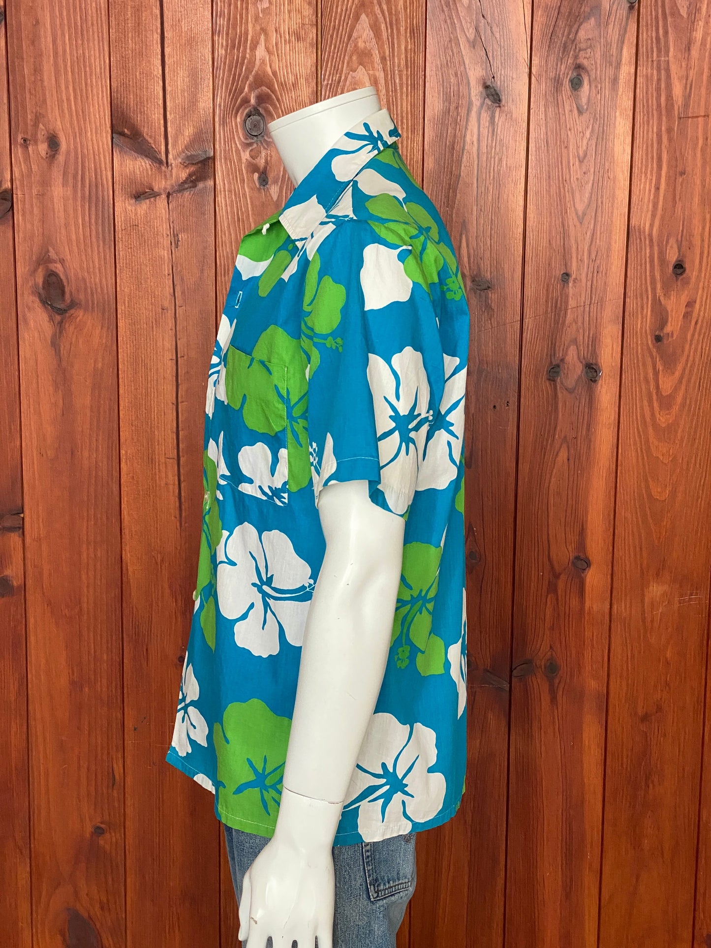 Vintage 60s Hawaiian cotton shirt made in Hawaii, size M - Authentic tropical style and timeless charm for your wardrobe.