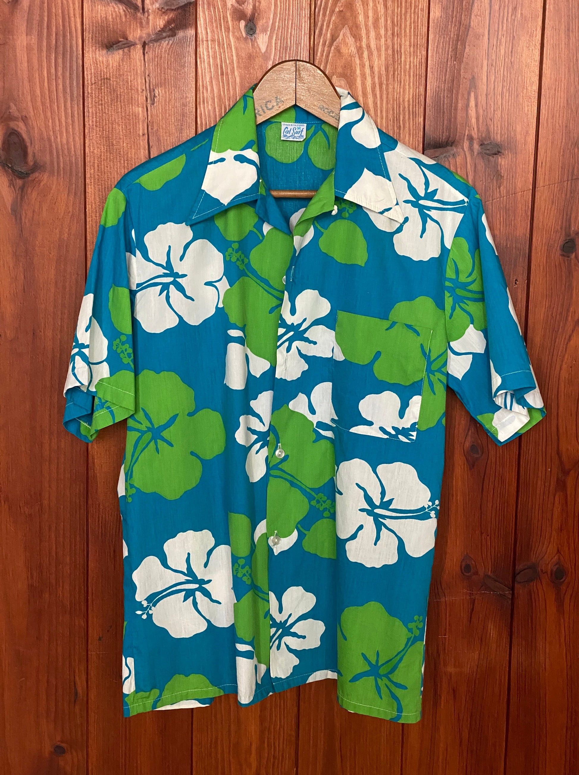 Vintage 60s Hawaiian cotton shirt made in Hawaii, size M - Authentic tropical style and timeless charm for your wardrobe.