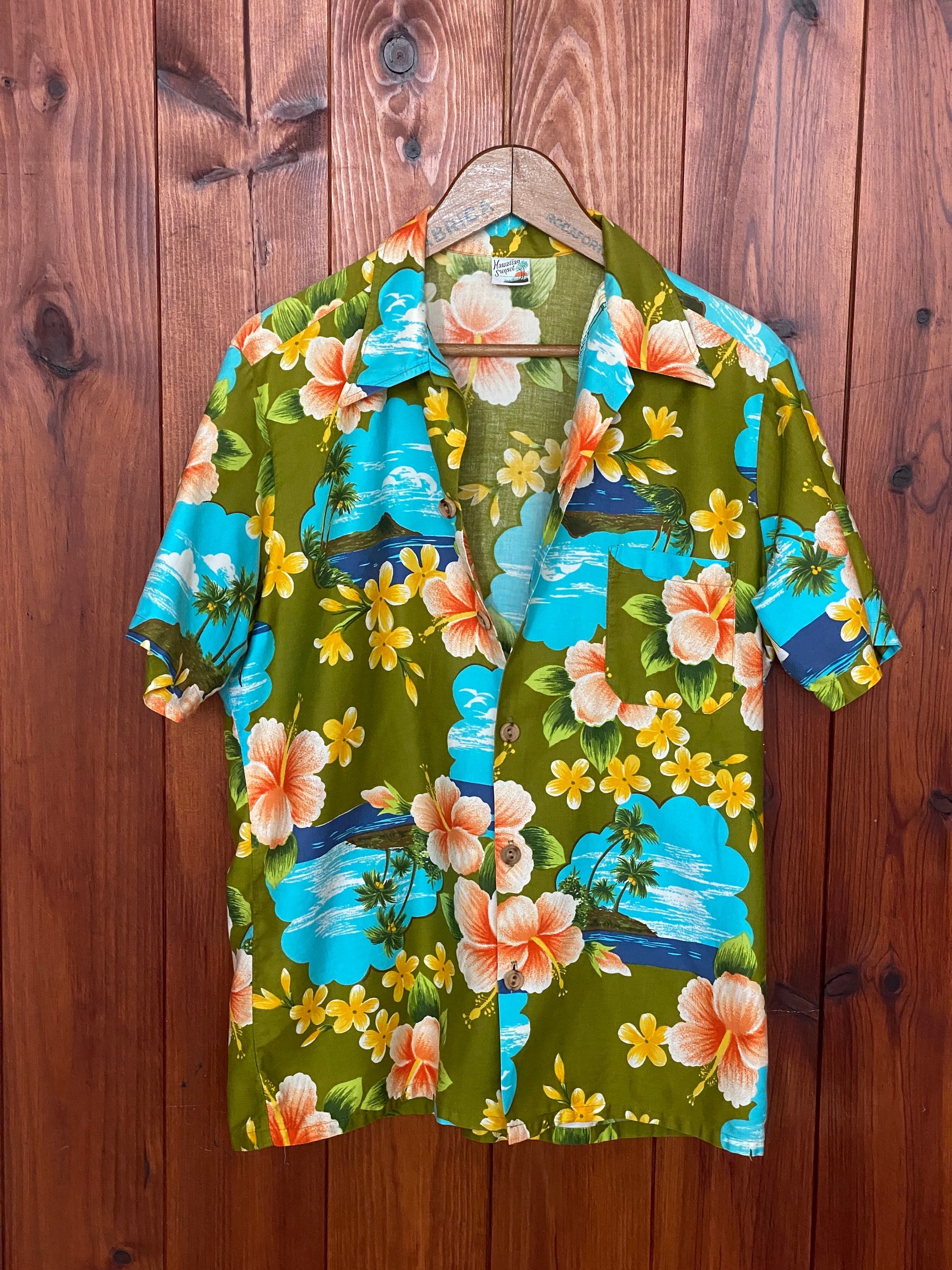 Vintage 70s Hawaiian cotton shirt made in Hawaii, size M - Authentic tropical style and timeless charm for your wardrobe, straight from the islands.