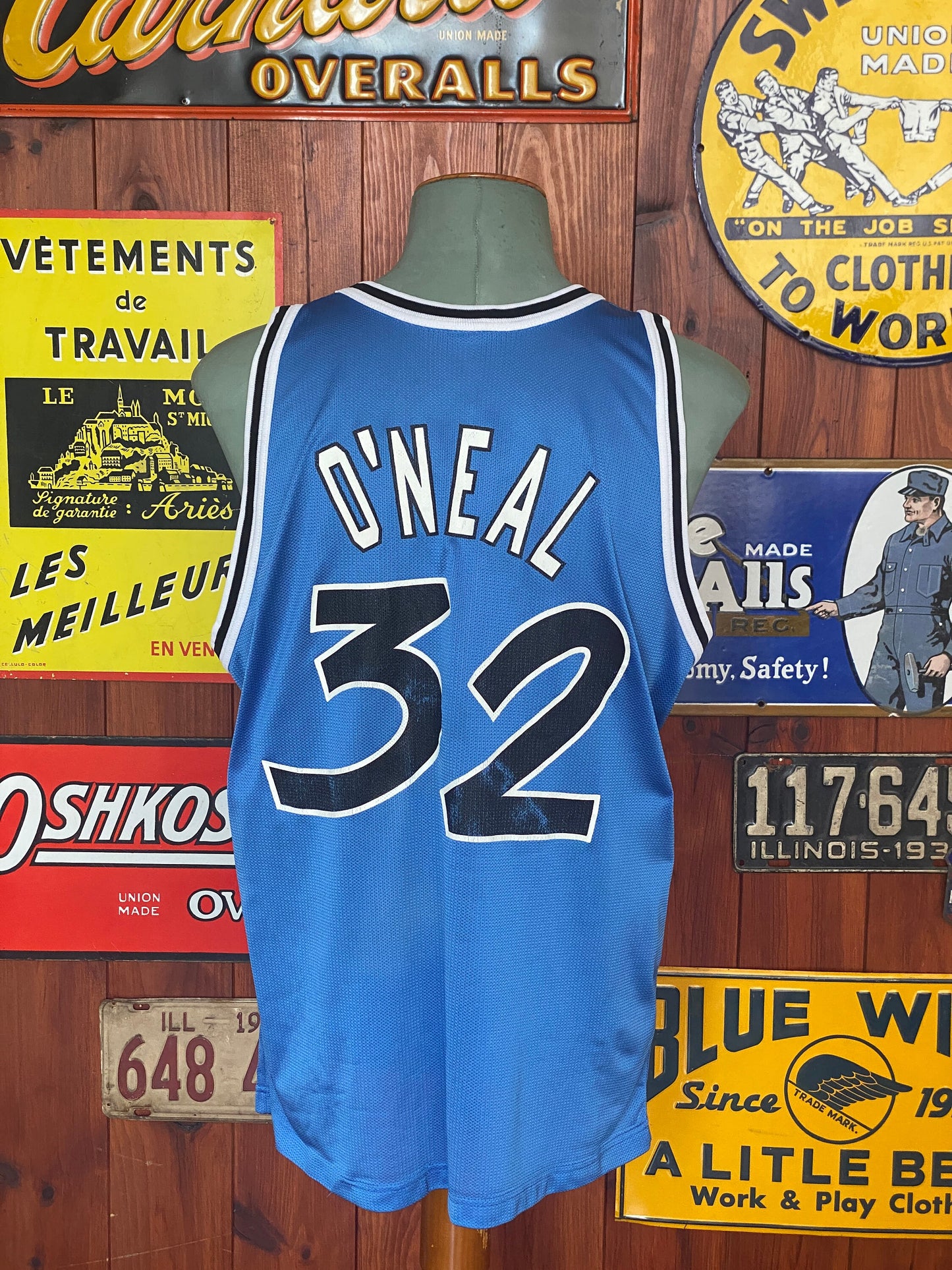  Vintage 90s Orlando NBA jersey with player O'Neal #32, size 48 - front view. Made by Champion.